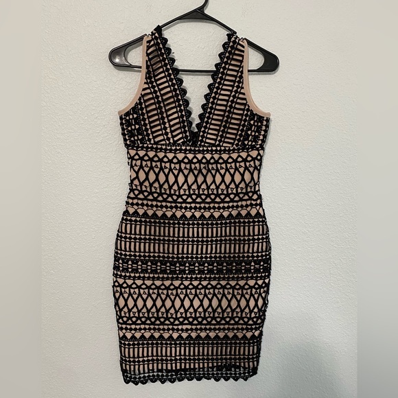 NWT Vivianne Firenze black bodycon dress crochet overlay and nude lining Sz M - Picture 4 of 16